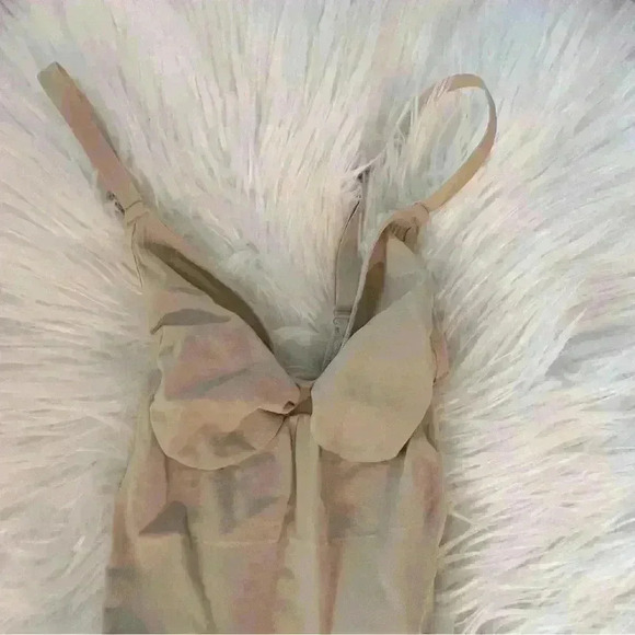 SKIMS- NWOB Sculpting Seamless Mid Thigh Bodysuit - Clay/ nude/ ochre - Picture 4 of 12